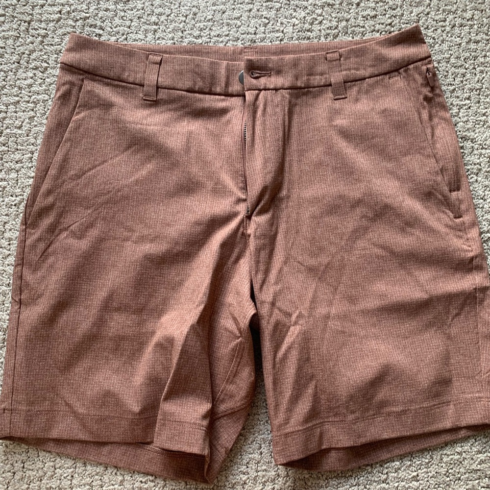 NWOT lululemon men’s rust shorts, 7”
